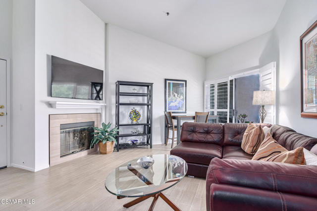 675 Oak Run Trail, Oak Park CA: https://media.crmls.org/mediaz/e06b7d45-fe4b-4fdf-85bf-2875610d172b.jpg