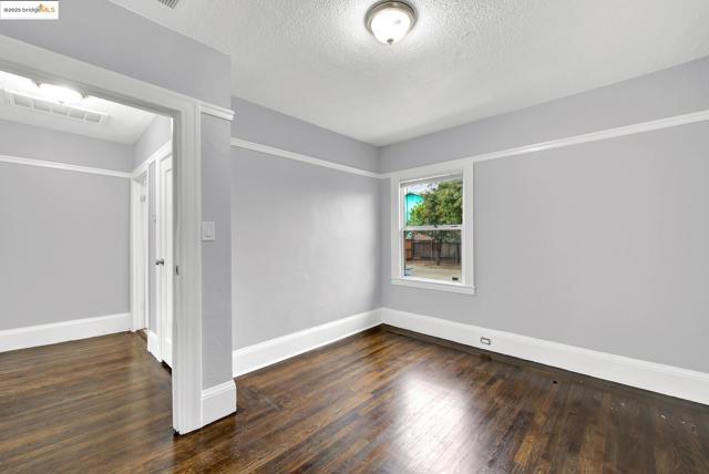 1009 106Th Ave, Oakland CA: https://media.crmls.org/mediaz/e06bbe4f-04ed-4a14-b468-0fa28bac298c.jpg