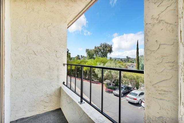 Image 23 of 42 For 17607 Pomerado Road  204