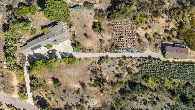 38795 Harris Truck Trail, Fallbrook CA: https://media.crmls.org/mediaz/e06c4d6f-9b9d-46a8-aa6d-aabaf0d67ffd.jpg