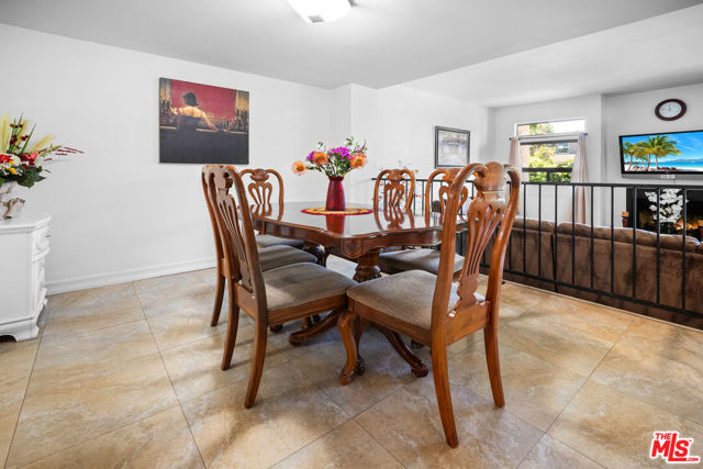 11911 Magnolia Boulevard, Valley Village CA: https://media.crmls.org/mediaz/e06ce785-ec02-4a8c-8557-0497386cd338.jpg