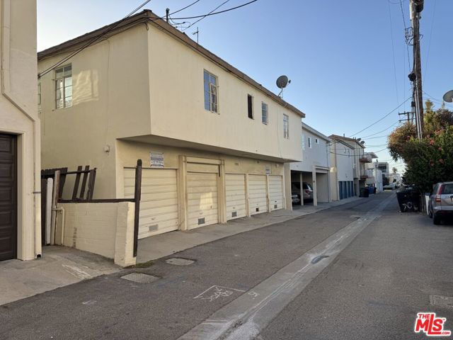 231 California Avenue, Santa Monica CA: https://media.crmls.org/mediaz/e06d0806-8c60-4e60-83c1-f824d6ee95a3.jpg