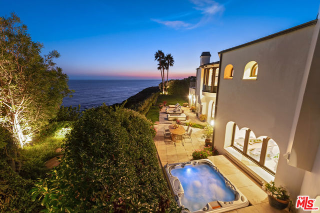 32804 Pacific Coast Highway, Malibu CA: https://media.crmls.org/mediaz/e06d0be4-5165-40c5-84b6-2c1cecda24ae.jpg