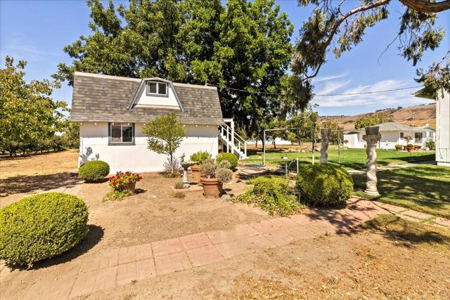 4125 Prunedale Avenue, Gilroy CA: https://media.crmls.org/mediaz/e06e802e-3347-4e25-bc1f-ffcff54b998b.jpg