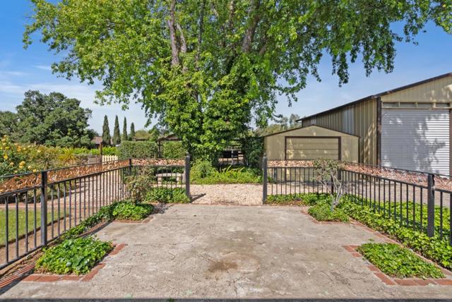 220 Holliday Drive, Hollister CA: https://media.crmls.org/mediaz/e06fc2d1-0261-48bd-b5ce-740b70add70e.jpg