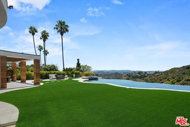 455 Castle Place, Beverly Hills CA: https://media.crmls.org/mediaz/e0703678-b6f8-434b-9104-3b581688c15d.jpg