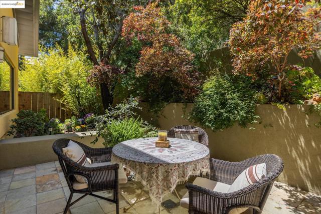 1015 Grand View Dr, Berkeley CA: https://media.crmls.org/mediaz/e0705322-9720-4f24-9818-f790291437cd.jpg