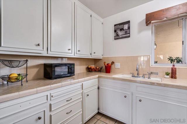 632 Sandalwood Dr, El Cajon CA: https://media.crmls.org/mediaz/e070c43f-f674-4545-870a-9da56091fa31.jpg