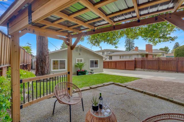 4433 Fair Ave, Oakland CA: https://media.crmls.org/mediaz/e070d1ac-455e-4769-8a22-1868a18a101c.jpg