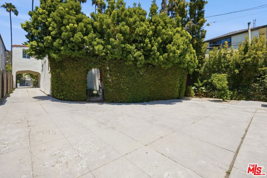 https://media.crmls.org/mediaz/e0710353-cce0-42ed-8a1e-b56cc2127198.jpg?preset=X-Large