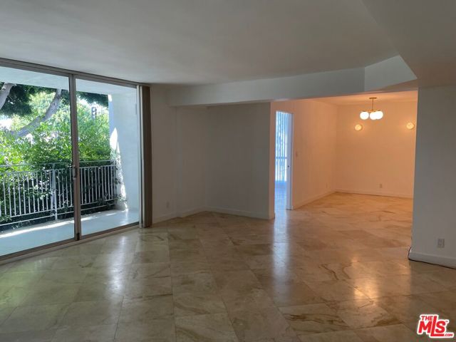 9297 Burton Way, Beverly Hills CA: https://media.crmls.org/mediaz/e071173c-375f-40ec-ac03-5ac964a6ce30.jpg