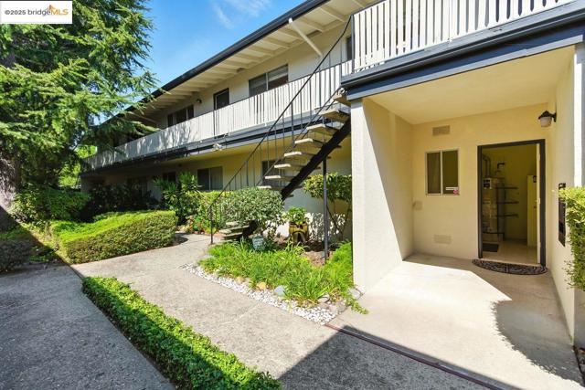 4336 Rilea Way, Oakland CA: https://media.crmls.org/mediaz/e07172ec-ad79-4c14-a4e6-e4e19c1dd452.jpg