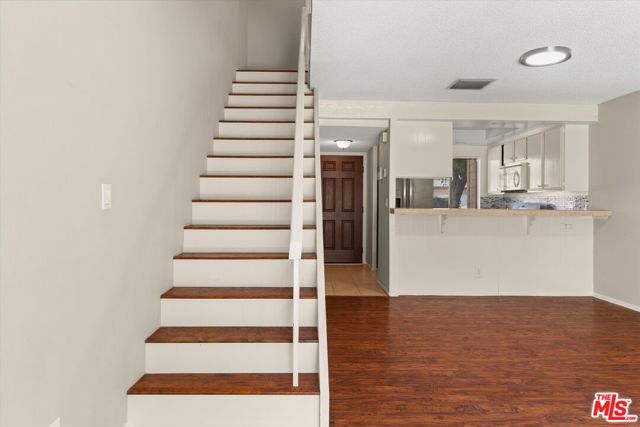 5720 Owensmouth Avenue, Woodland Hills CA: https://media.crmls.org/mediaz/e071936b-62ad-417f-b091-996e37631252.jpg
