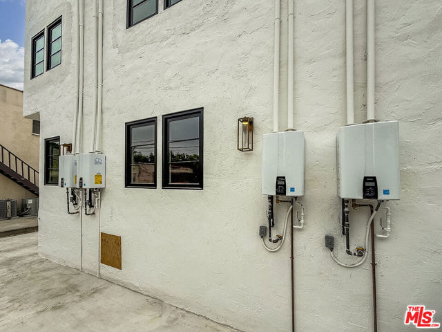 150 N Arnaz Drive, Beverly Hills CA: https://media.crmls.org/mediaz/e071c3a2-83b5-40c9-b412-65f2ed14807f.jpg
