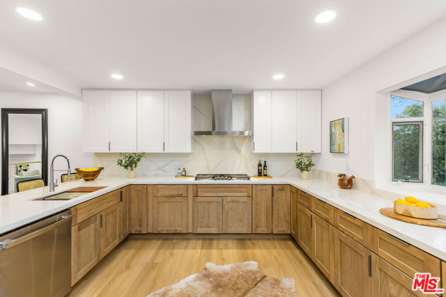 4804 La Villa Marina, Marina del Rey CA: https://media.crmls.org/mediaz/e071e7bd-7dfb-4972-88be-8c3d1afeda98.jpg