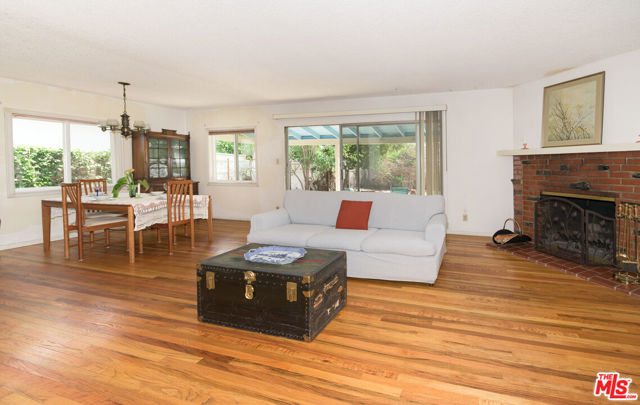 15404 Leadwell Street photo 5
