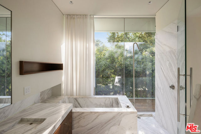 9727 Oak Pass Road, Beverly Hills CA: https://media.crmls.org/mediaz/e073550c-587e-4e99-af60-5f1e7b30f8a4.jpg