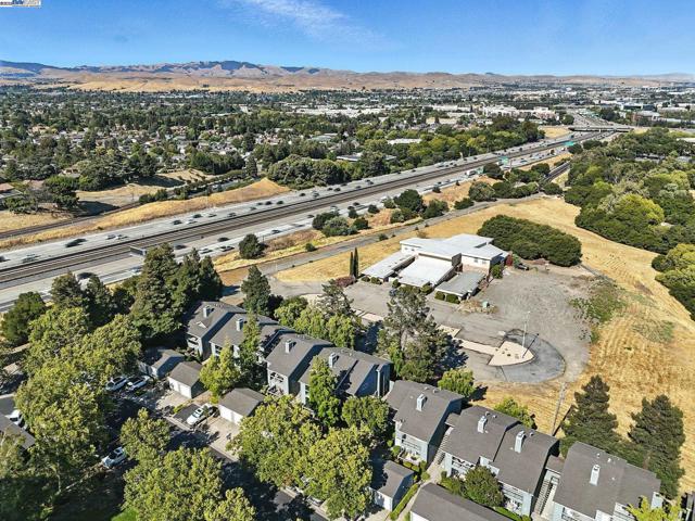 7635 Canyon Meadow Cir, Pleasanton CA: https://media.crmls.org/mediaz/e0738133-a295-49f1-8d26-05eff9373e42.jpg