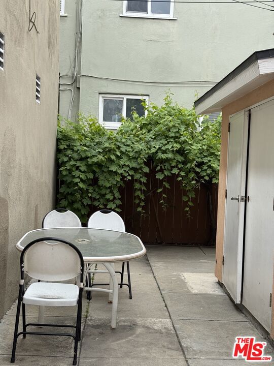 https://media.crmls.org/mediaz/e0748923-2757-4af7-9d16-739ed146a515.jpg?preset=X-Large