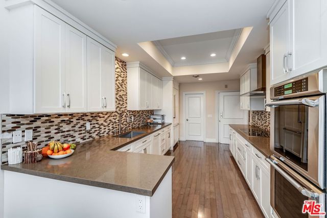10112 EMPYREAN Way, Los Angeles CA: https://media.crmls.org/mediaz/e074c0f1-81d9-4fc2-818a-27bcccb179db.jpg