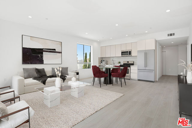 11727 Kiowa Avenue, Los Angeles CA: https://media.crmls.org/mediaz/e074f110-146c-450b-bd1c-fe2e61661d46.jpg