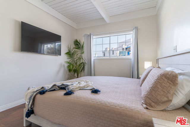 3900 PACIFIC Avenue, Marina del Rey CA: https://media.crmls.org/mediaz/e07522bd-bc96-4e67-b043-5577880049c7.jpg