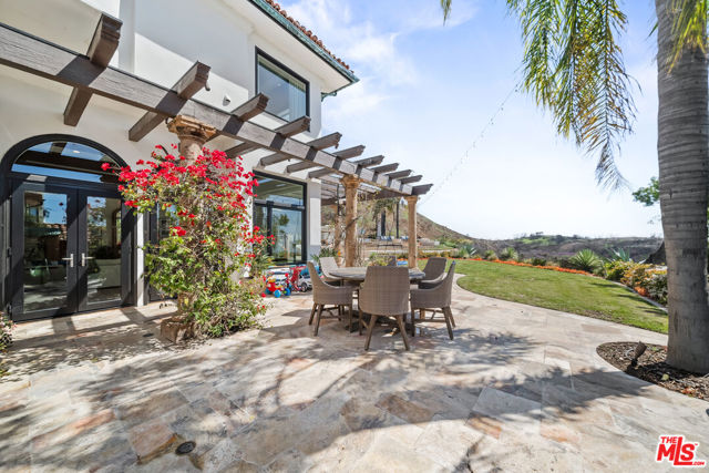 1821 Chastain, Pacific Palisades CA: https://media.crmls.org/mediaz/e075b827-e1ba-4a68-9537-82acee261433.jpg