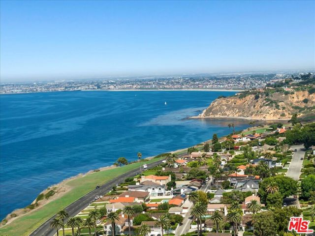 1736 Paseo Del Mar, Palos Verdes Estates CA: https://media.crmls.org/mediaz/e076e89b-4bd8-4cd7-9d94-383e9d48e467.jpg