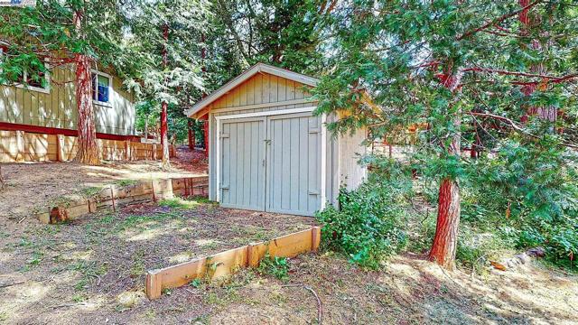 23357 Middle Camp Rd, Twain Harte CA: https://media.crmls.org/mediaz/e076e8be-1301-4892-9cfb-88c85bc10379.jpg