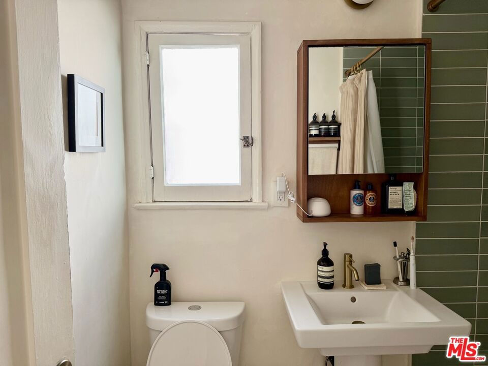 https://media.crmls.org/mediaz/e076efbf-3fd3-4c11-8675-8bf86202c1da.jpg?preset=X-Large