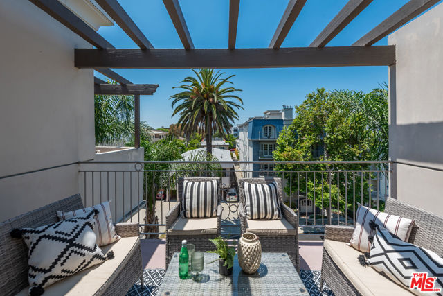 1920 Malcolm Avenue, Los Angeles CA: https://media.crmls.org/mediaz/e07753f7-05f6-426f-a4cc-5c7419b36e7a.jpg
