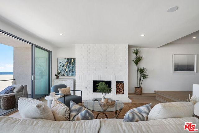 5205 Ocean Front Walk, Marina del Rey CA: https://media.crmls.org/mediaz/e077cb91-820e-4c50-ab57-7c6184b1a60b.jpg