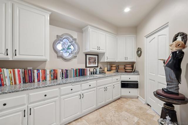 13371 Summit Cir, Poway CA: https://media.crmls.org/mediaz/e077f462-9d3f-4b5d-bd88-d699bac1fee1.jpg