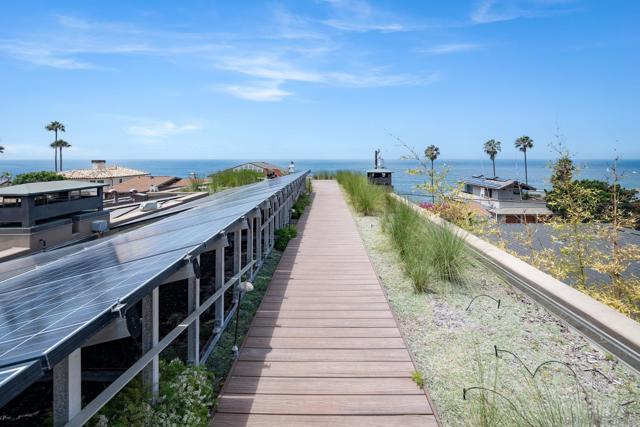 1521 Neptune Ave, Encinitas CA: https://media.crmls.org/mediaz/e07927d2-a8d1-4d7e-99a6-7847e55cb51d.jpg