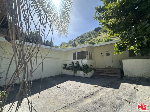 1555 San Ysidro Drive, Beverly Hills CA: https://media.crmls.org/mediaz/e0795e0e-ef32-4bfc-86d9-79128aec6203.jpg