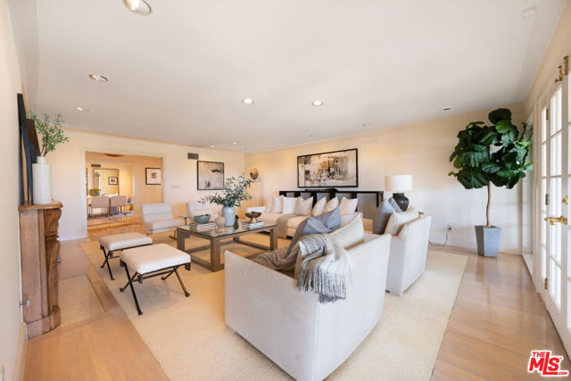 16331 Tudor Drive, Encino CA: https://media.crmls.org/mediaz/e07cbb38-cd4b-4225-9c2b-a94c8080853b.jpg