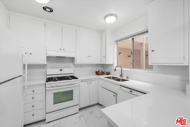 1101 Lincoln Boulevard, Santa Monica CA: https://media.crmls.org/mediaz/e07e29a3-d784-4d6b-9f60-f4e33f7dc5b0.jpg