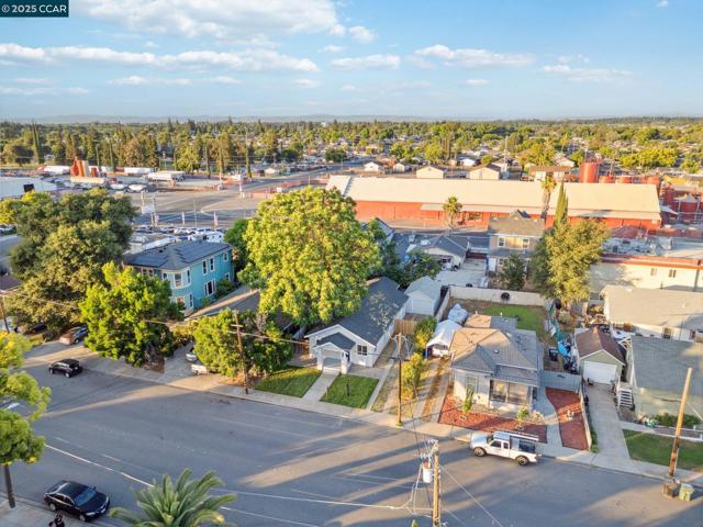 325 N 3rd Ave, Oakdale CA: https://media.crmls.org/mediaz/e07e4191-4af0-4b7f-96c7-347573010bcb.jpg