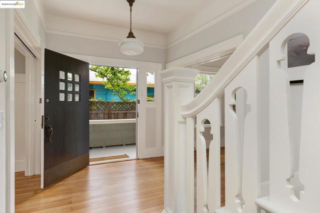 3860 Greenwood Ave, Oakland CA: https://media.crmls.org/mediaz/e07f2e0f-185e-46e2-8611-213ec236772c.jpg