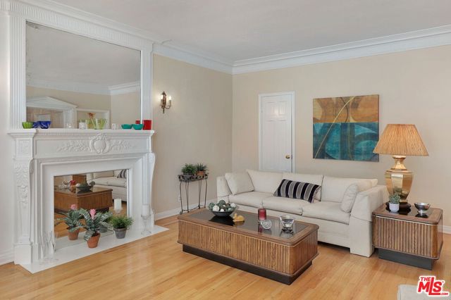 920 S Serrano Avenue, Los Angeles CA: https://media.crmls.org/mediaz/e07ffb57-649d-4247-b9c6-33abc13d99fa.jpg