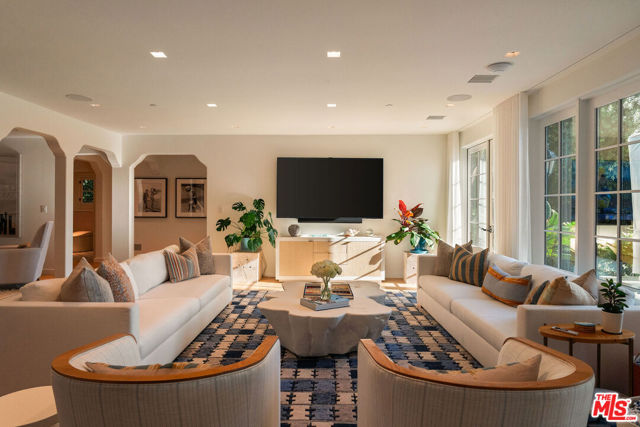 Image 13 of 72 For 705 Palisades Beach Road