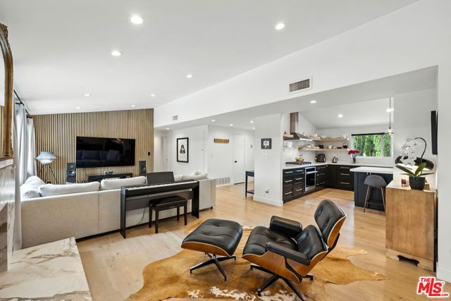 20835 Tiara Street photo 8