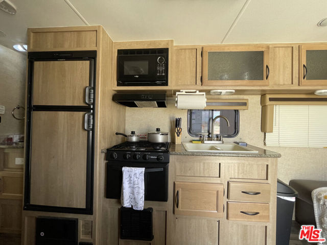 8144 Jefferson Street, Mojave CA: https://media.crmls.org/mediaz/e080fecf-a688-4c16-8867-e52d0d7e63d6.jpg