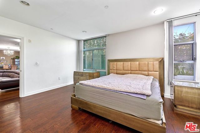 332 S Oxford Avenue, Los Angeles CA: https://media.crmls.org/mediaz/e081a044-51d8-4480-bf0c-b842be477853.jpg