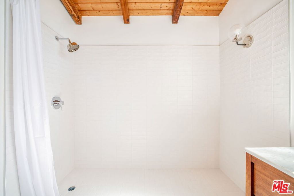 https://media.crmls.org/mediaz/e081a794-ca02-4452-908b-b4978a82bed4.jpg?preset=X-Large