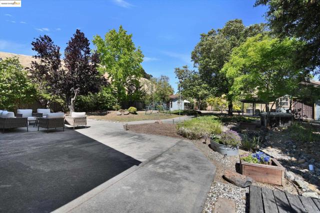 2944 Von Doolen Court, Pinole CA: https://media.crmls.org/mediaz/e081debe-7a34-4111-b406-d559b78143f5.jpg