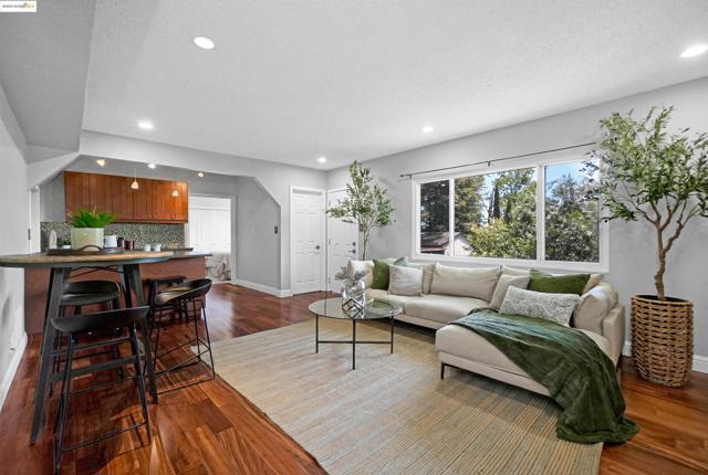4329 Lawrence Dr, Castro Valley CA: https://media.crmls.org/mediaz/e0842b09-10f0-4c0a-8f52-8900b0c5ea22.jpg
