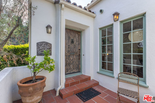 7361 Oakwood Avenue, Los Angeles CA: https://media.crmls.org/mediaz/e0843bd9-e13c-4f28-af72-076b591ed900.jpg