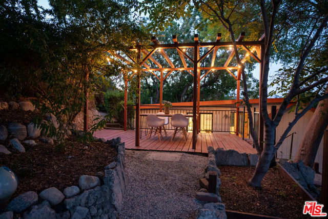 4559 E Rose Hill Drive, Los Angeles CA: https://media.crmls.org/mediaz/e0854757-1c3d-4e19-8c2d-516ee9305b87.jpg