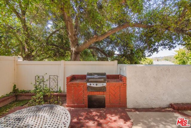 3131 E Hillcrest Drive, Westlake Village CA: https://media.crmls.org/mediaz/e08713a5-692a-450d-9d45-c06f0e82d183.jpg